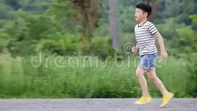 亚洲孩子在路上<strong>奔跑</strong>。 亚洲孩子在<strong>户外</strong>玩耍。